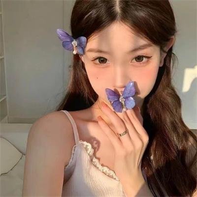 茜色少女